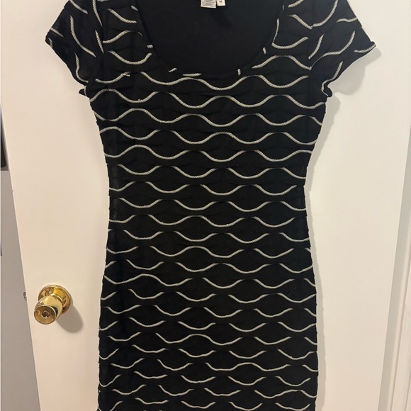 Max Studio Dresses & Skirts - Max Studio Black Slight Ruffled Dress with White Wave Design